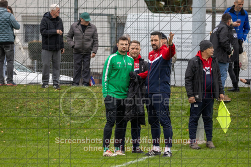 20251116_142942_0010 | #,KSG Eislingen (grün) vs. Croatia 2012 Geislingen (blau), Fussball, Kreisliga A3 - Bezirk Neckar/Fils, 13. Spieltag, Saison 2025/2026, Rasensportplatz KSG, Albstraße 69, 73054 Eislingen, 16.11.2025 - 14:30 Uhr,Foto: PhotoPeet-Sportfotografie/Peter Harich