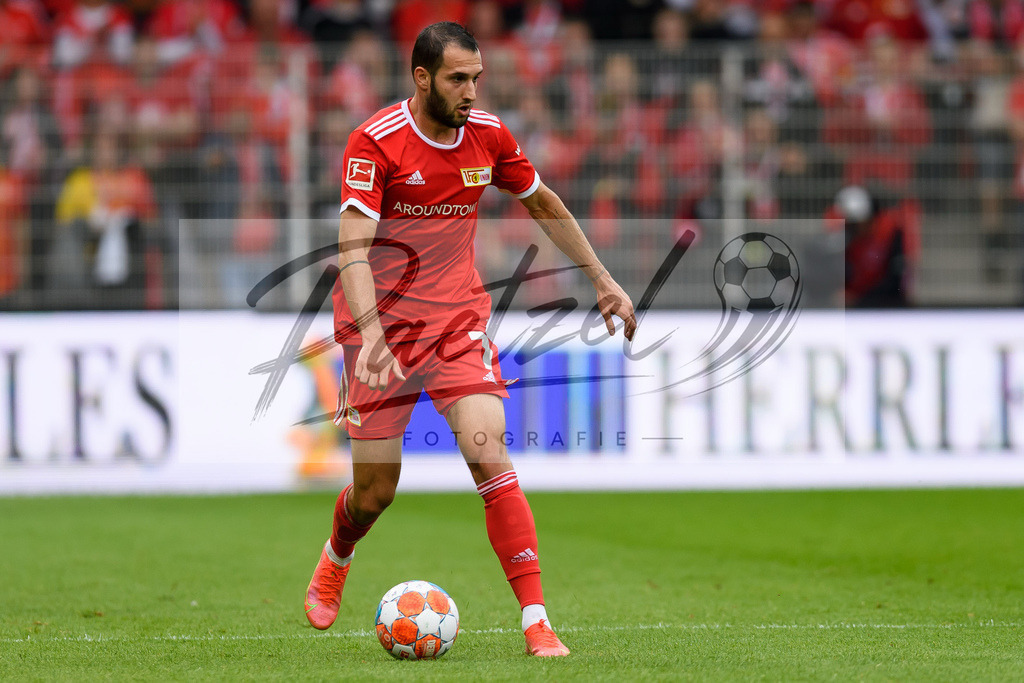 FCUBMG20210829_136 | Fussball, Herren: Levin Oeztunali (1.FC Union Berlin) in Aktion, am Ball, Einzelaktion beim Spiel der 1. Bundesliga zwischen 1. FC Union Berlin und Borussia Moenchengladbach im Stadion An der Alten Foersterei am 29.08.2021 in Berlin, Deutschland. - Realisiert mit Pictrs.com