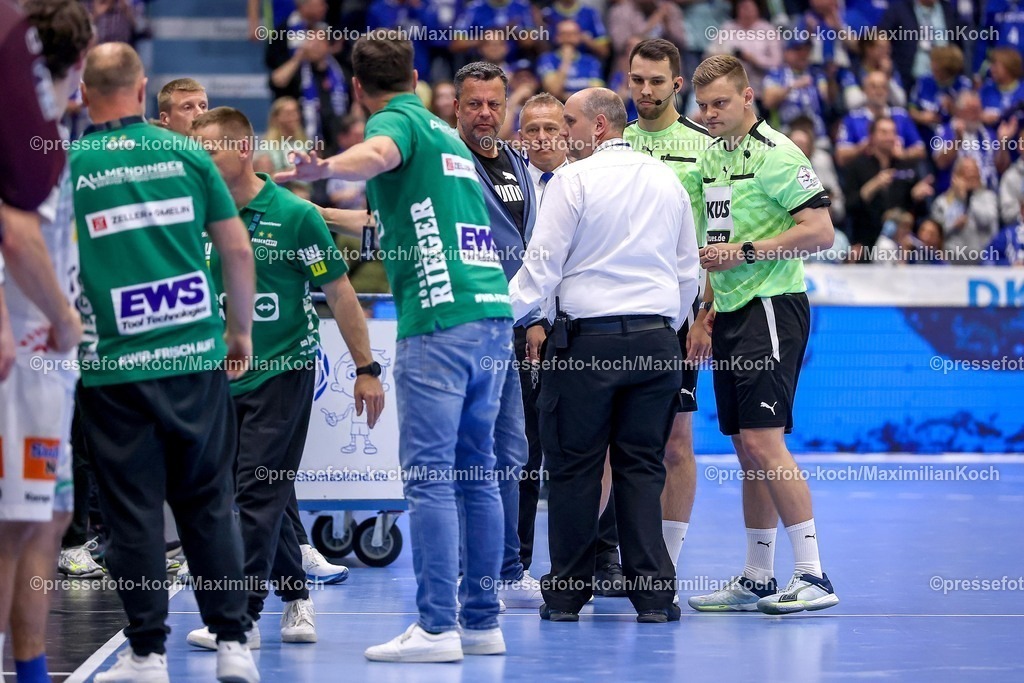 Gum30042601170 | 30.04.2026, Handball, 1. HBL, VfL Gummersbach - Frisch Auf! Göppingen, Saison 2025 / 2026 Herren, Schwalbe-Arena: Die Schiedsrichter überprüfen die letzte Spielszene des 29:29 Unentschieden