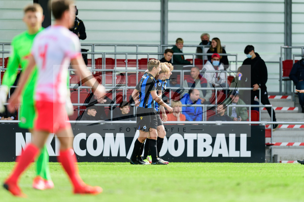 YLLEBR20210928_071 | Fussball, A-Junioren: Cisse Sandra (Club Brugge KV) Torjubel, jubelt mit seiner Mannschaft nach dem Treffer zum 1:2 beim Spiel der UEFA Youth League zwischen RB Leipzig und FC Bruegge im Stadion am Cottaweg am 28.09.2021 in Leipzig, Deutschland. - Realisiert mit Pictrs.com