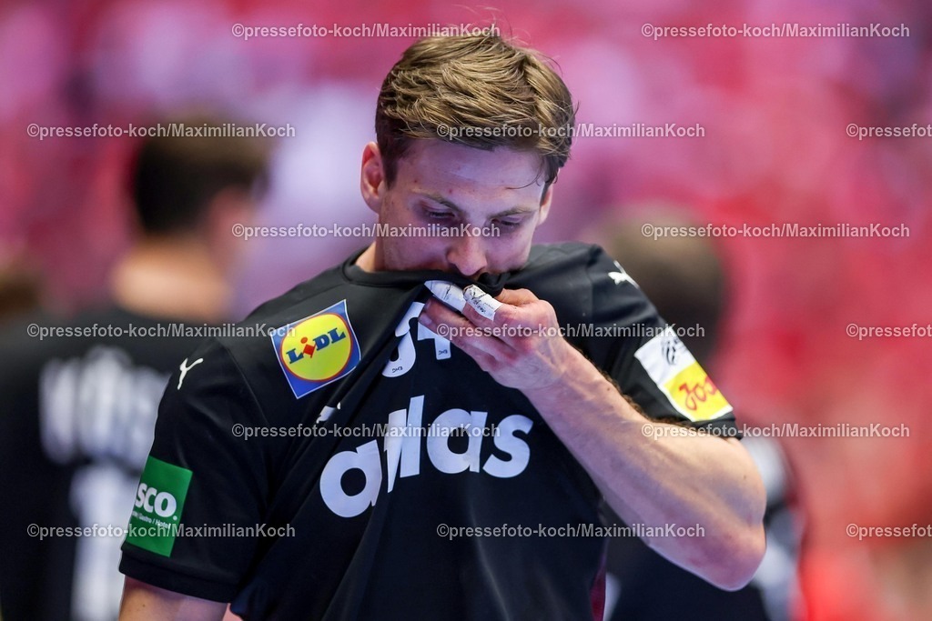 EHF26012603103 | 26.01.2026, Handball, Men's EHF EURO 2026, Deutschland - Dänemark, Jyske Bank Boxen in Herning, Dänemark, Main Round: Enttäuschte Gesichter bei der Deutschen Mannschaft nach der Niederlage gegen Dänemark.    Rune Dahmke (Germany #34)
