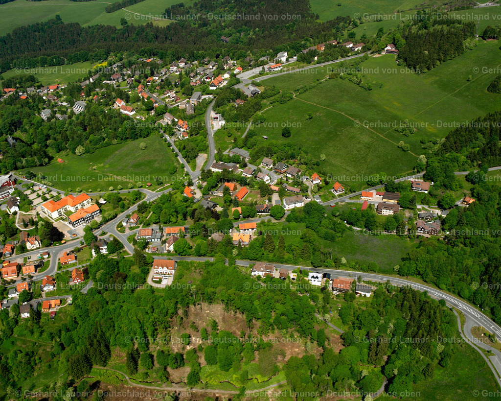 2638476 | St.Andreasberg JORDANSHöHE 09.06.2006 Von Wald und Forstgebieten umgebener Ortskern der Straßen und Häuser und Wohngebiete in Jordanshöhe im Bundesland Niedersachsen, Deutschland // Surrounded by forest and forest areas center of the streets and houses and residential areas in Jordanshöhe in the state Lower Saxony, Germany Foto: Gerhard Launer