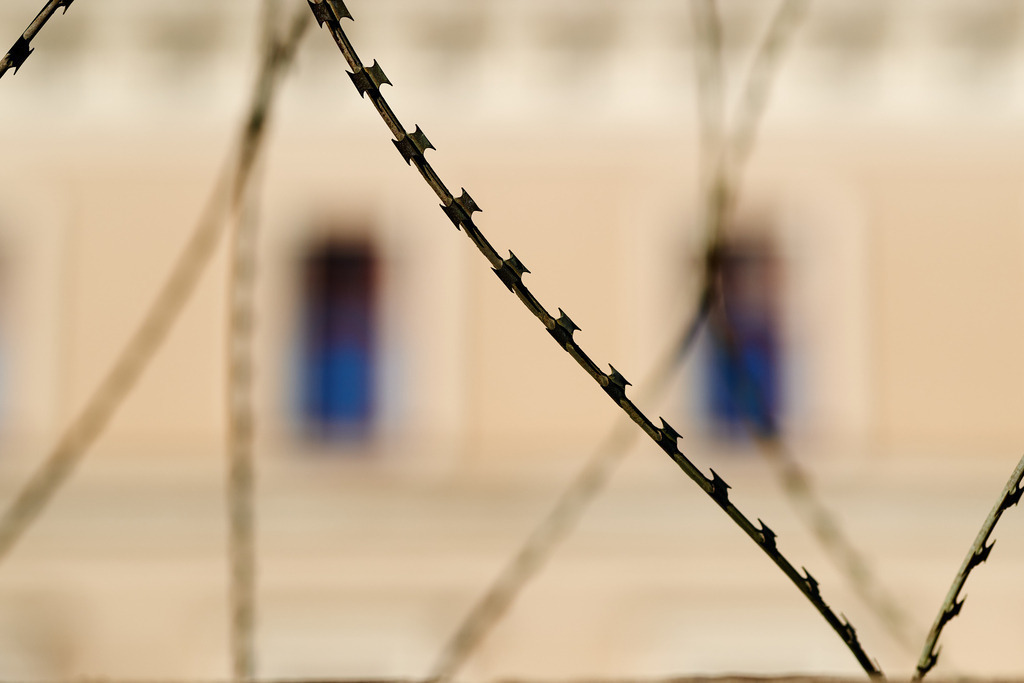 Mauer mit Drahtzaun vor dem Militärgebäude | Wien, Austria - February 23, 2022: Mauer mit Drahtzaun vor dem Militärgebäude. - Realisiert mit Pictrs.com