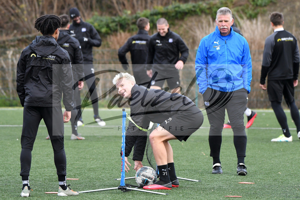 20200131_TRAOSN_0107 | Fußball, Herren: Niklas Schmidt (VfL Osnabrueck) schaut waehrend der Trainingseinheit des VfL Osnabrueck im Sportpark Illoshoehe am 31.01.2020 in Osnabrueck, Deutschland. - Realisiert mit Pictrs.com