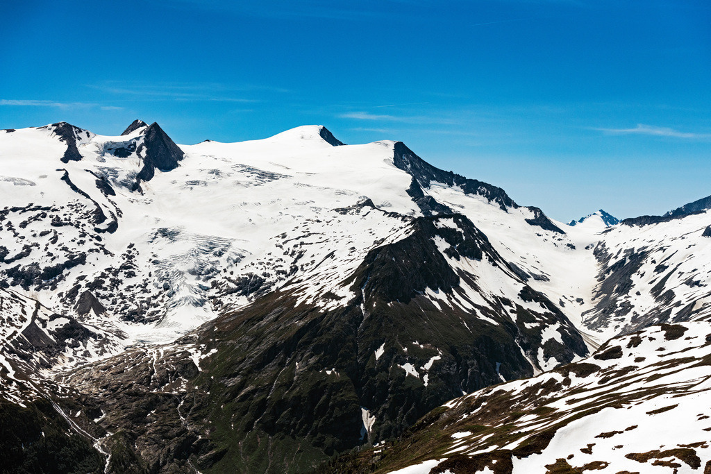 dr__0026509.jpg | MITTERSILL 25.06.2019 Winterlich schneebedeckte Gipfel der Alpen in der Felsen- und Berglandschaft in Mittersill in Salzburg, Österreich. // Wintry snowy rocky and mountainous landscape the Alps in Mittersill in Salzburg, Austria. Foto: Daniel Reiter