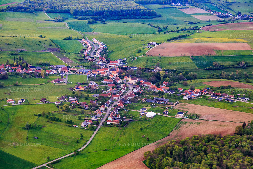 Aerial view: View of the town from the south in Ormersviller in the state Moselle, France. – Photo: IMG_140456.jpg taken on 04/30/2024 by Werner Riehm/FLY-FOTO.com – Resolution of the original: 5472 x 3648 px