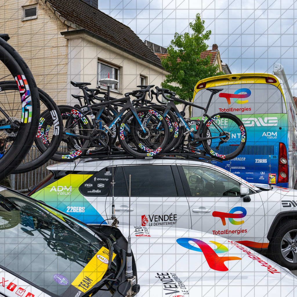 DeutschlandTour 2025 | Etappe 3 - Arnsberg (Start) | //  23.08.25: DeutschlandTour 2025 | Etappe 3 - Arnsberg (Start) / Arnsberg / Deutschland  //   CREDIT:www.bullenfotos.de, Martin König, Hörner Weg 40, D-49078 Osnabrück, +4917663732967 // Nutzung und Weitergabe nur zu den vereinbarten Zwecken. Presseanfragen an Ersteller. Alle Rechte beim Ersteller. Honorierung nach MFM. - Realisiert mit Pictrs.com
