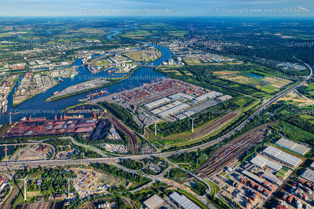Hamburg_Altenwerder_ELS_1747210823 | HAMBURG 21.08.2023 Containerterminal HHLA Container Terminal Altenwerder (CTA) am Ufer der Elbe im Stadtteil Altenwerder in Hamburg. // Container Terminal HHLA Container Terminal Altenwerder (CTA) on the Elbe riverbank in the Altenwerder part of Hamburg in Germany. Foto: Martin Elsen