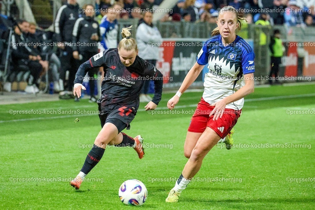 xsscx05112501002 | 05.11.2025, xsscx, Frauen Fuﬂball, Bayer 04 Leverkusen - Hamburger SV, Saison 2025 2026: Vanessa Fudalla (Bayer 04 Leverkusen #21) im Zweikampf gegen Victoria Schulz (Hamburger SV #19) DFB regulations prohibit any use of photographs as image sequences and or quasi-video.