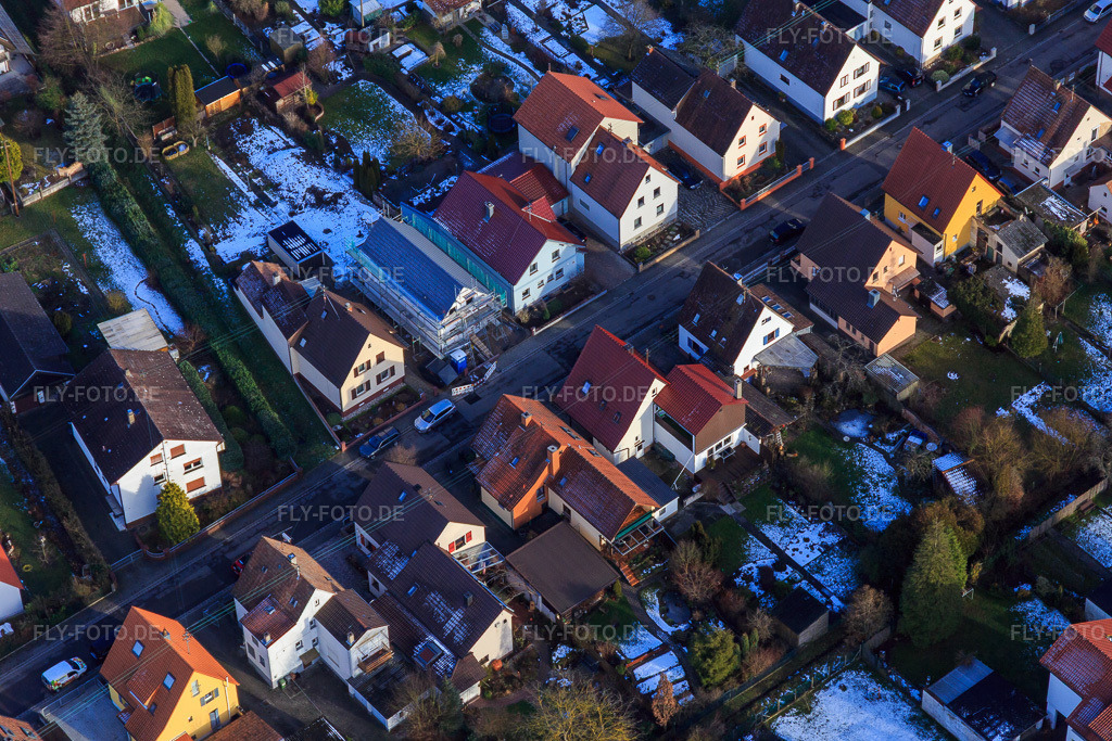 Luftbild: EFH-Neubau in der Waldstraße im Winter bei Schnee in Kandel im Bundesland Rheinland-Pfalz in Deutschland. Foto: IMG_096305.jpg vom 15.01.2017 durch Werner Riehm/FLY-FOTO.de