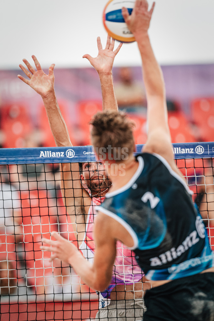 Beachvolleyball | Männer | Allianz German Beach Tour 2024 | Tourstop Kühlungsborn 2 | 15.08.2024 | Niklas Held (hinten) versucht den Angriff von Leo Hauschild (vorne) zu blocken