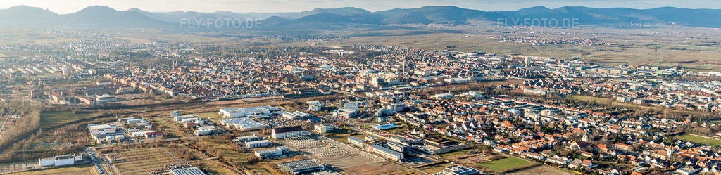 Luftbild: Panorama von Stadtgebiet mit Außenbezirken und Innenstadtbereich in der Pfalz im Ortsteil Queichheim in Landau im Bundesland Rheinland-Pfalz in Deutschland. Foto: IMG_37157-Bearbeitet.jpg vom 22.01.2011 durch Werner Riehm/FLY-FOTO.deAuflösung des Originals: 12288 x 2992 px