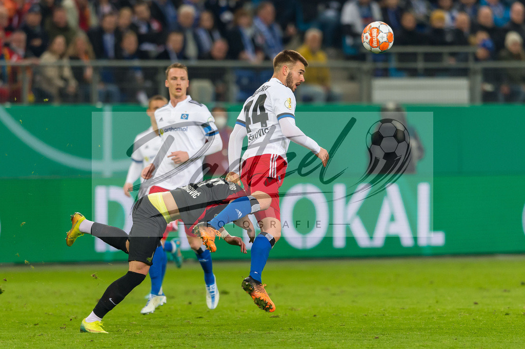 HSVSCF20220419_200 | Fussball, Herren: Ermedin Demirovic (SC Freiburg) und Mario Vuskovic (Hamburger SV) im Zweikampf beim DFB-Pokal-Halbfinalspiel zwischen Hamburger SV und SC Freiburg im Volksparkstadion am 19.04.2022 in Hamburg, Deutschland.DFB / DFL REGULATIONS PROHIBIT ANY USE OF PHOTOGRAPHS AS IMAGE SEQUENCES AND/OR QUASI-VIDEO. - Realisiert mit Pictrs.com