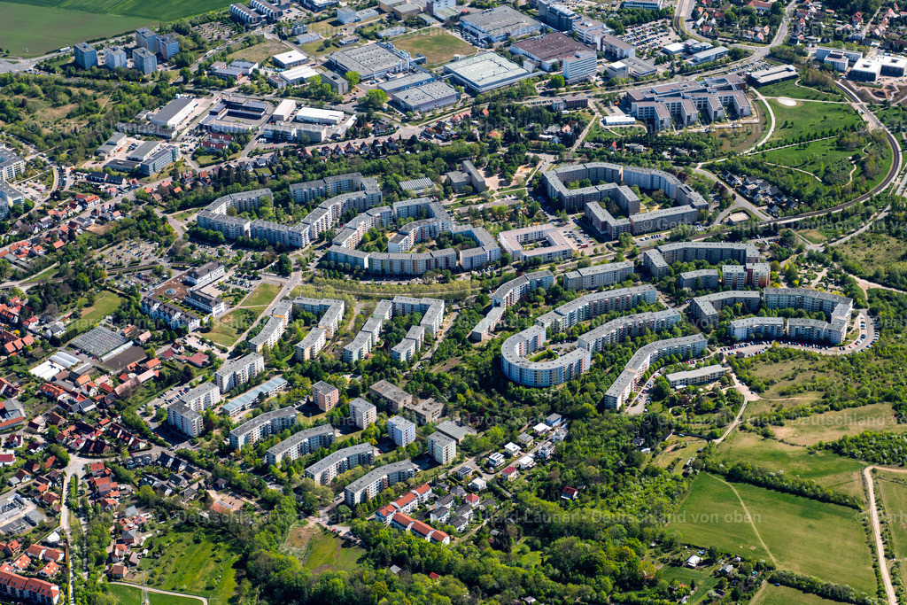 4026534 | ERFURT 07.05.2020 Hochhäuser im Wohngebiet einer industriell gefertigten Plattenbau- Siedlung Am Katzenberg im Ortsteil Melchendorf in Erfurt im Bundesland Thüringen, Deutschland. Weiterführende Informationen bei: TAG Immobilien AG. // Skyscrapers in the residential area of industrially manufactured settlement Am Katzenberg in the district Melchendorf in Erfurt in the state Thuringia, Germany. Further information at: TAG Immobilien AG. Foto: Gerhard Launer