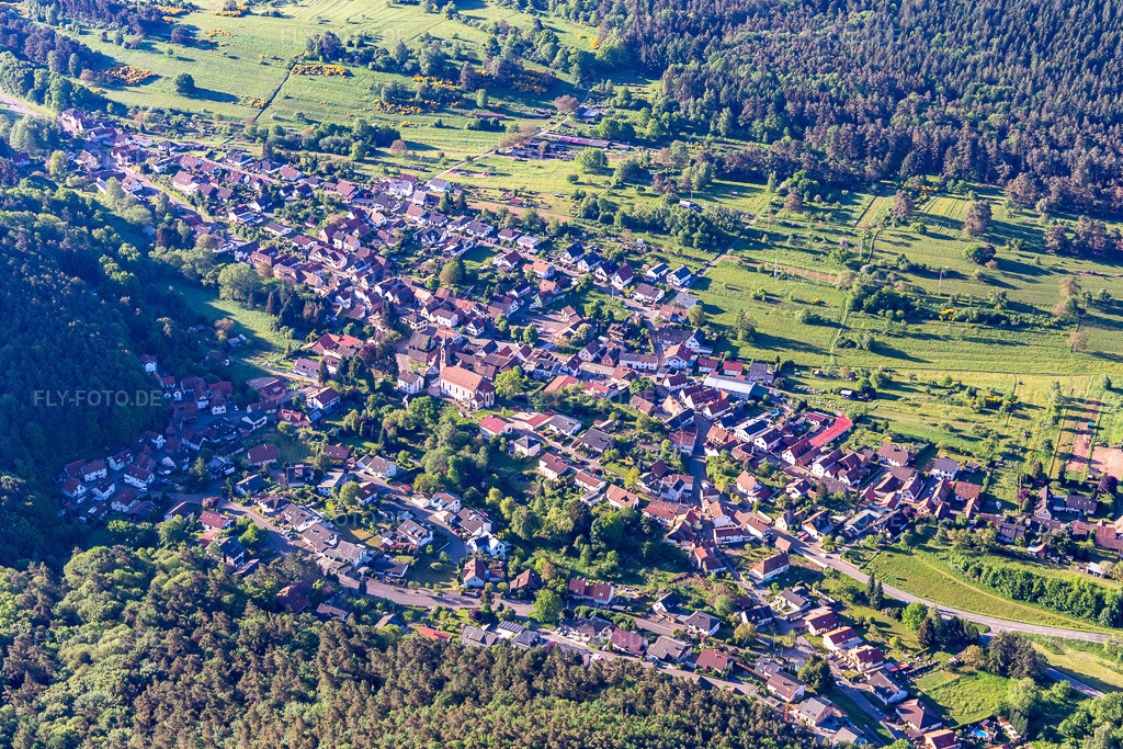 Luftbild:  in Birkenhördt im Bundesland Rheinland-Pfalz in Deutschland. – Foto: IMG_131434.jpg vom 14.05.2022 durch Werner Riehm/FLY-FOTO.de – Auflösung des Originals: 4919 x 3279 px – Birkenhördt
