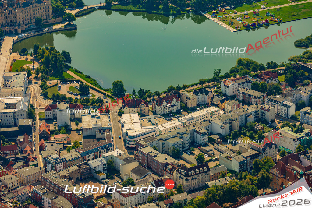 Luftaufnahme Schweriner Altstadt Schwerin - Die Luftaufnahme wurde 2025 vom UL-Flugzeug heraus erstellt ( ohne Drohne ) - Hochauflösende Luftaufnahme - für professionelle Ausdrucke geeignet. Die Geschenkidee !Mit Lizenz und Bildrechte bestellbar