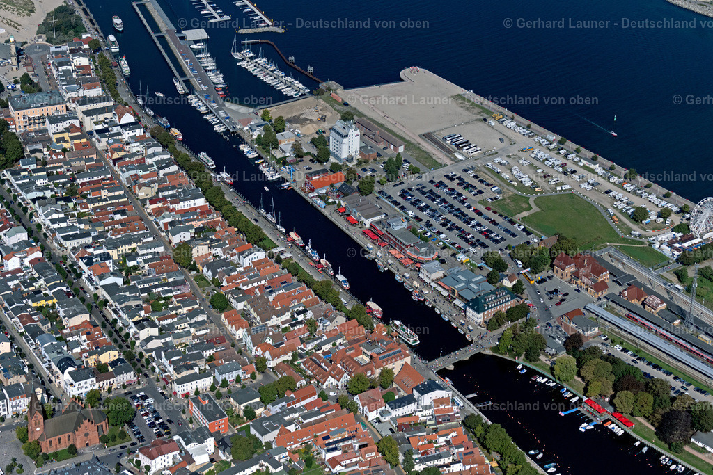 4061955 | Warnemünde 08.09.2021 Tourismus- Attraktion und Sehenswürdigkeit des Fischerei- Hafen am " Alter Strom " in Rostock im Bundesland Mecklenburg-Vorpommern, Deutschland. // Tourism attraction and sight of the fishing port at the "Alter Strom" in Rostock in the state of Mecklenburg-Vorpommern, Germany. Foto: Gerhard Launer