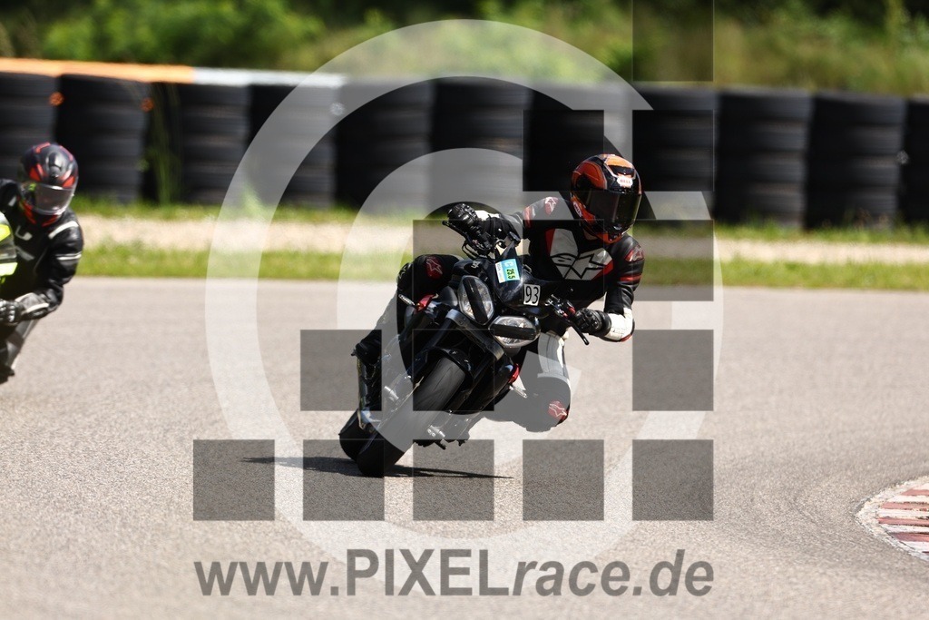 0093-20240525_01097 | Schöne Erinnerungen an spannende Momente - das festzuhalten ist unser Job. PIXELrace.de ist seit 2003 auf den Rennstrecken Europas unterwegs um die Action draußen beim Fahren und die wunderbare Stimmung imm Fahrerlager für euch einzufangen.
