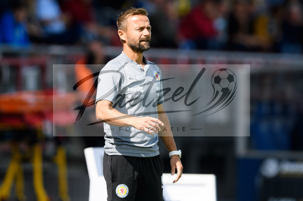 EBSTSV20210828_094 | Fussball, Herren: Trainer Michael Schiele (Eintracht Braunschweig) schaut beim Spiel der 3. Liga zwischen Eintracht Braunschweig und TSV 1860 Muenchen im Eintracht-Stadion am 28.08.2021 in Braunschweig, Deutschland.DFB / DFL REGULATIONS PROHIBIT ANY USE OF PHOTOGRAPHS AS IMAGE SEQUENCES AND/OR QUASI-VIDEO. - Realisiert mit Pictrs.com