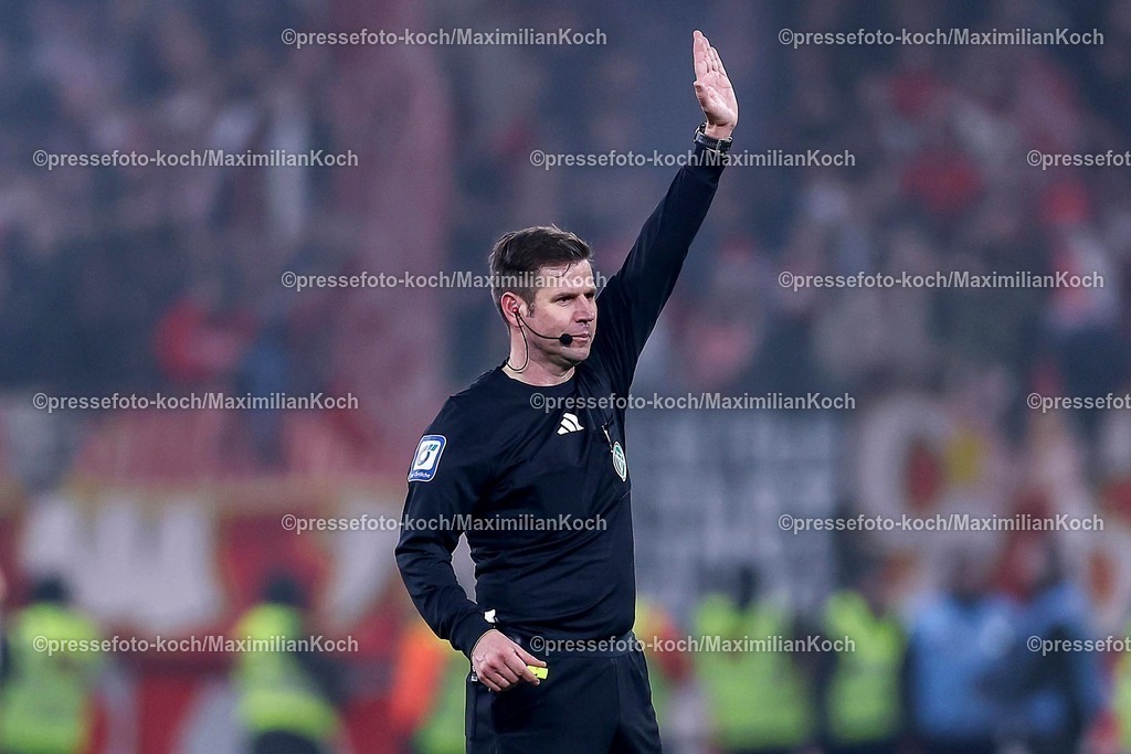 DFB05022501111 | 05.02.2025, Fußball, DFB-Pokal Viertelfinale, Bayer 04 Leverkusen - 1.FC Köln, BayArena, Saison 2024 2025: Schiedsrichter Frank Willenborg verkündigt die Entscheidung nach Video Assist VAR - Abseits kein TorDFB regulations prohibit any use of photographs as image sequences and or quasi-video.