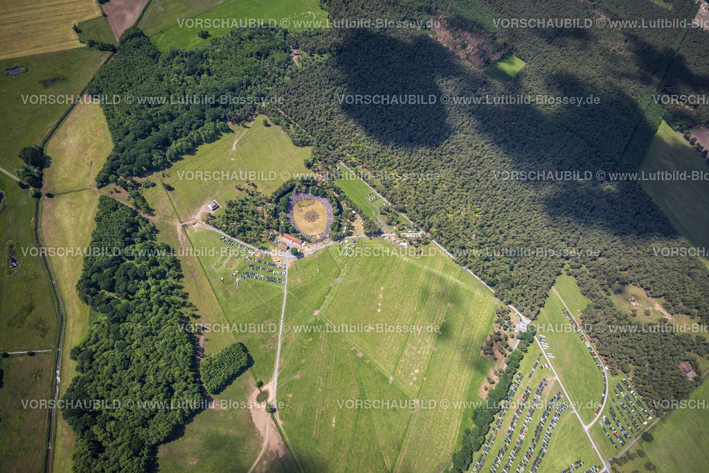 Duelmen220506043MerfelderBruchPferde17mm | Luftbild, Wildpferdefang im Merfelder Bruch bei Dülmen, Arena der Wildpferdebahn, Herzöge von Croÿ Anwesen, Pferdeherde,  Merfeld, Dülmen, Münsterland, Nordrhein-Westfalen, Deutschland