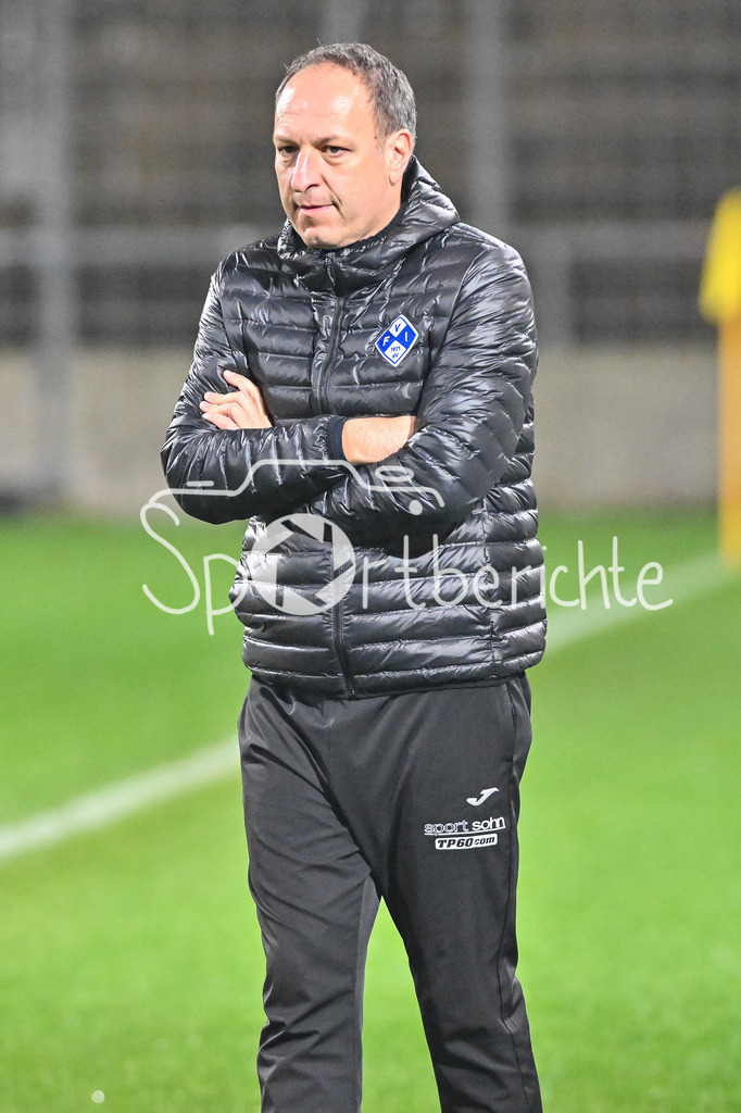 FC Bayern Amateure - FV Illertissen | im Bild Holger BACHTHALER Trainer FV Illertissen in Aktion / Freisteller / Einzelfoto
