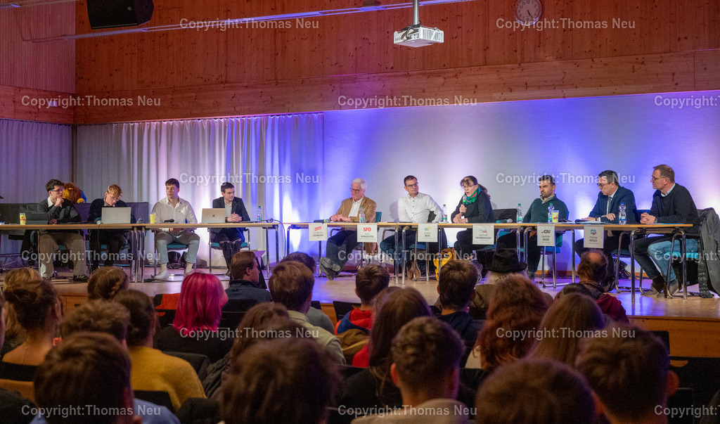 DSC_7175 | bbe, BENSHEIM,,odiumsdiskussion in der Mensa des AKG mit Direktkandidatinnen der Bundestagswahl, für die 10. bis 13. Jahrgangsstufe , Politiker von links: Bruno Schwarz ( Die Linke), Sven Wingerter  (SPD), Evelyn Berg (Die Grünen), ,  Mehrad Mehrbakhsh (FDP), , Alexander Bauer (CDU) , Thomas Fetsch (AFD),  Bild: Thomas Neu