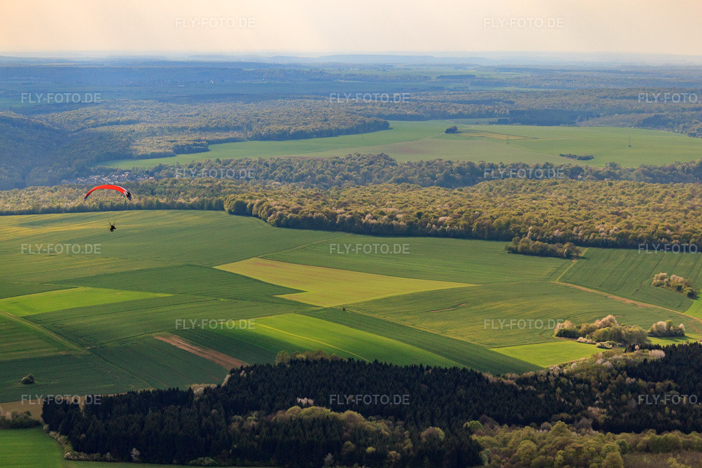 Luftbild: Gleitschirm über Feld und Wald in Volmerange-les-Mines im Bundesland Moselle in Frankreich.Foto: IMG_39712.jpg vom 16.04.2011 durch Werner Riehm/FLY-FOTO.deAuflösung des Originals: 4587 x 3058 px