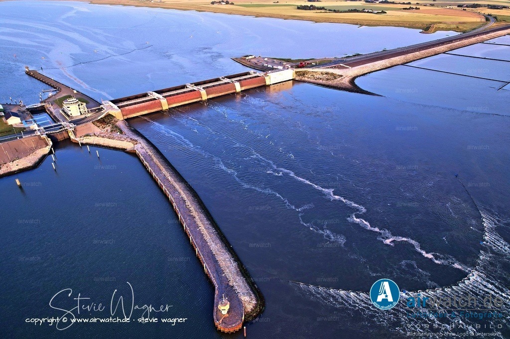 Das Eider-Sperrwerk - Luftbild | Luftbilder zeigen das Bauwerk, das die Außendeichlinie um mehr als 50 Kilometer verkürzt und zugleich als Brücke zur Halbinsel Eiderstedt dient.