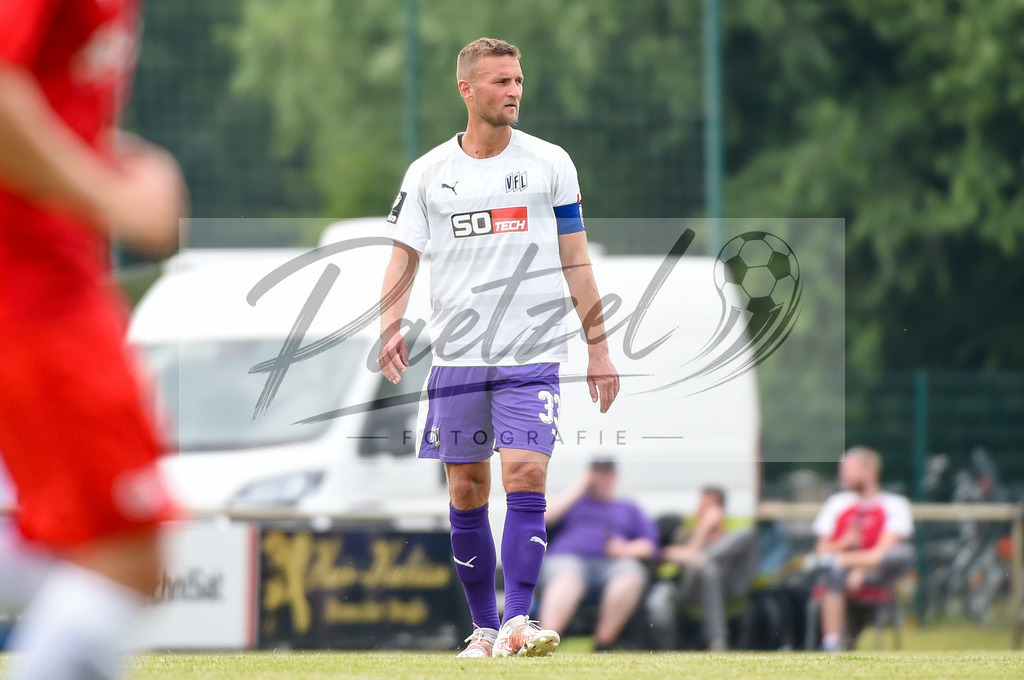 BSBOSN_20210626_0112 | Fussball, Herren: Timo Beermann (VfL Osnabrueck) schaut beim Testspiel zwischen TuS Bersenbrueck und VfL Osnabrueck im Hasestadion am 26.06.2021 in Bersenbrueck, Deutschland. - Realisiert mit Pictrs.com