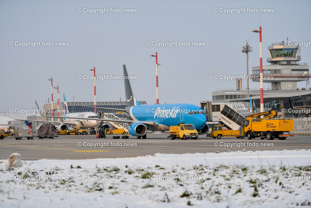 Flughafen Linz_ Linz Airport_ Linz-Hoersching_ 19.12.2022-16 | 19.12.2022, Linz Hoersching, AUT, Flughafen Linz, Linz Airport, im Bild Eurowings Flieger, Flugzeug, beladen einer Transportmaschine