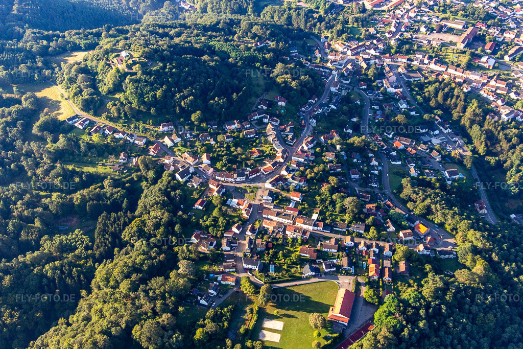Luftbild: Ortsansicht aus Norden in Lemberg im Bundesland Rheinland-Pfalz in Deutschland. Foto: IMG_143109.jpg vom 06.08.2024 durch Werner Riehm/FLY-FOTO.de