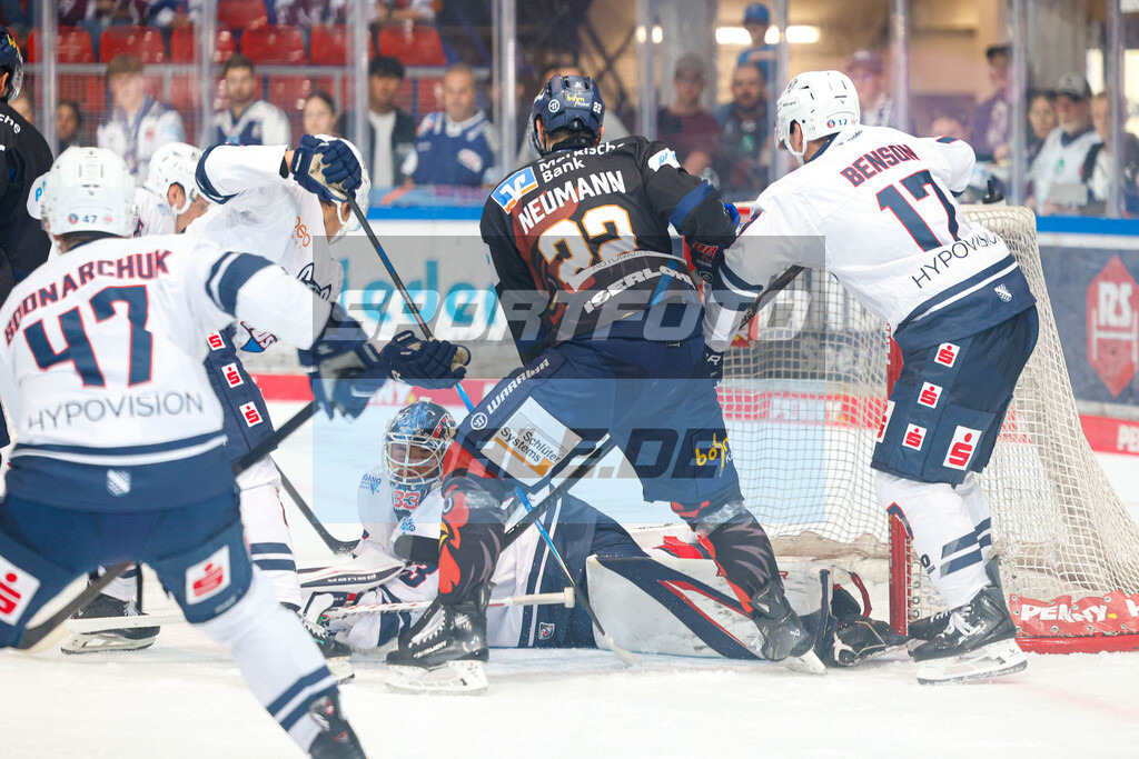 Neumann | Daniel Neumann (Mitte) vor dem Kassler Tor von Philipp Maurer  - © Sportfoto-Sale / EIshockey-Magazin (Jan Brüggemann) - Realisiert mit Pictrs.com