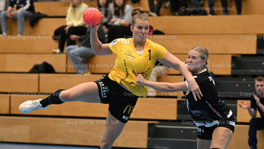 TSV Altenholz vs Berliner TSC | Jenny Janczek (TSVA #7) / Hannah Wirks (BTSC #7) - Handball 3. Liga Nord Frauen 2024/2025 / TSV Altenholz vs Berliner TSC / Edgar-Meschkat-Halle / Altenholz / 02.11.24 - Realisiert mit Pictrs.com