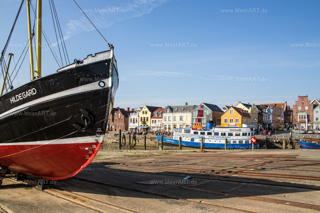 Husum | Der alte Hafen von Husum mit dem ehemaligen Tonnenleger „Hildegard“ auf einer Slipanlage - Realisiert mit Pictrs.com