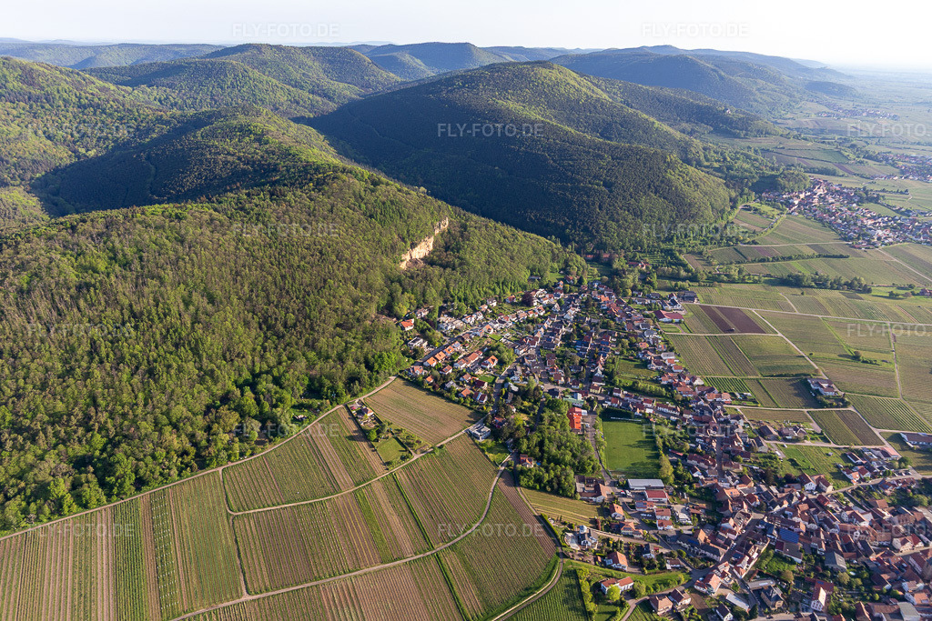 Luftbild:  in Frankweiler im Bundesland Rheinland-Pfalz in Deutschland. – Foto: IMG_131245.jpg vom 07.05.2022 durch Werner Riehm/FLY-FOTO.de – Auflösung des Originals: 5472 x 3648 px – Frankweiler - der Balkon der Südpfalz - Frankweiler