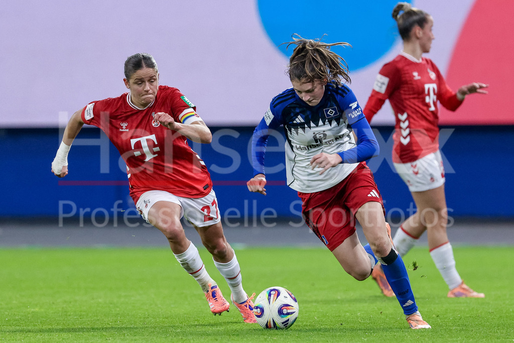 Fussball, Google Pixel Frauen-Bundesliga, Hamburger SV - 1. FC Köln | v.li.: Laura Feiersinger (1. FC Köln, 27) und Lotta Wrede (Hamburger SV, 32) im Zweikampf, Duell, Dynamik, Aktion, Action, Spielszene, DIE DFB-RICHTLINIEN UNTERSAGEN JEGLICHE NUTZUNG VON FOTOS ALS SEQUENZBILDER UND/ODER VIDEOÄHNLICHE FOTOSTRECKEN. DFB REGULATIONS PROHIBIT ANY USE OF PHOTOGRAPHS AS IMAGE SEQUENCES AND/OR QUASI-VIDEO.