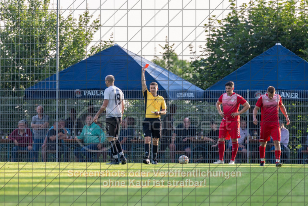 20250616_195701_0637 | #,  TV Eybach (weiß) vs. 1.FC Donzdorf II (rot), Fussball, Entscheidungsspiel 3 in Kreisliga A3 - Bezirk Neckar/Fils, Saison 2024/2025, Rasensportplatz, Staufenecker Str. 41, 73084 Salach, 16.06.2025 - 18:30 Uhr,Foto: PhotoPeet-Sportfotografie/Peter Harich