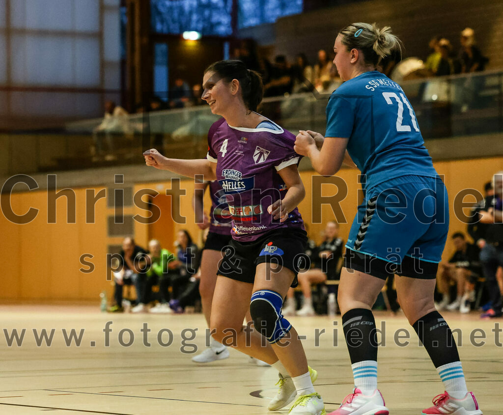 2024-02-24_065_SpVgg_Altenerding_gegen_SSG_Metten_Frauen | Erding, Deutschland, 24.02.2024:
Handball, Bezirksoberliga Frauen Altbayern 2023 / 2024, 15. Spieltag, SpVgg Altenerding gegen SSG Metten, Endergebnis: 32:28

Grit Kschischow (SpVgg Altenerding, #4), Milena Niewöhner (SSG Metten, #21)

Foto: Christian Riedel / fotografie-riedel.net