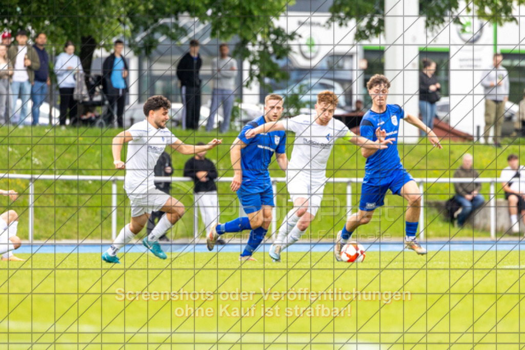 20250529_165214_0096 | #,  VfL Kirchheim (blau) vs. 1.FC Eislingen (weiß), Fußball, Bezirkspokal Finale - Bezirk Neckar/Fils, 2024/2025, Rasenplatz VfL Stadion Kirchheim, Jesinger Straße 105, 73230 Kirchheim, 29.05.2025 - 16:30 Uhr,Foto: PhotoPeet-Sportfotografie/Peter Harich