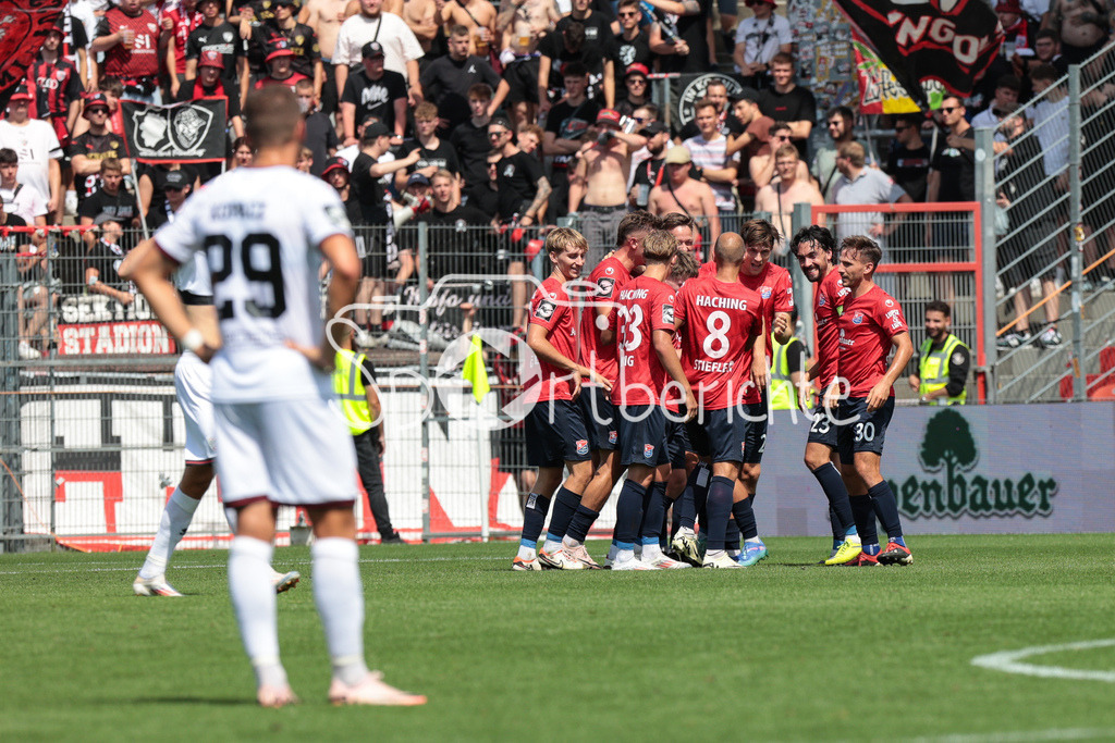 SpVgg Unterhaching - FC Ingolstadt | Jubel der Hachinger nach dem Treffer zum 1-0 durch Tim KNIPPING (UHG #34) / Tor / Freude / Torschuezte