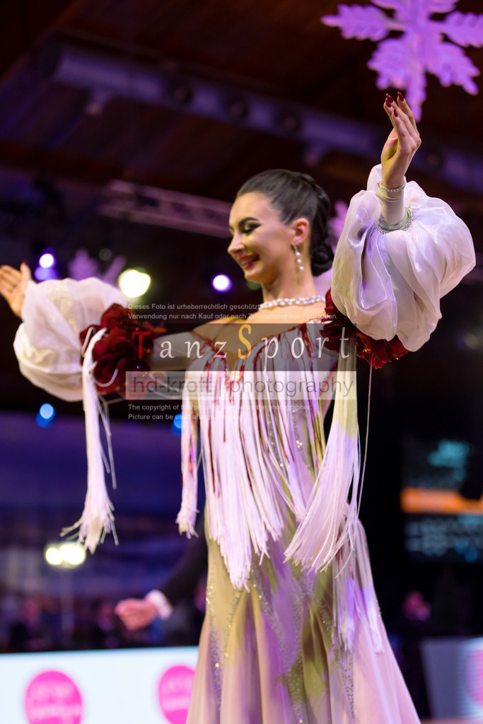 20241215_WDSF_Int_Open_Std-Riga-9273 | Tanzsportbilder, Standardtanz, Lateintanz, WDSF, DTV, LTVB, dancecomp, goc, hessen tanzt, blaues band der spree, walzer, tango, wiener walzer, slowfox, quickstepp, samba, rumba, cha-cha-cha, paso doble. jive, hd-kroft photography, turniertanzsport