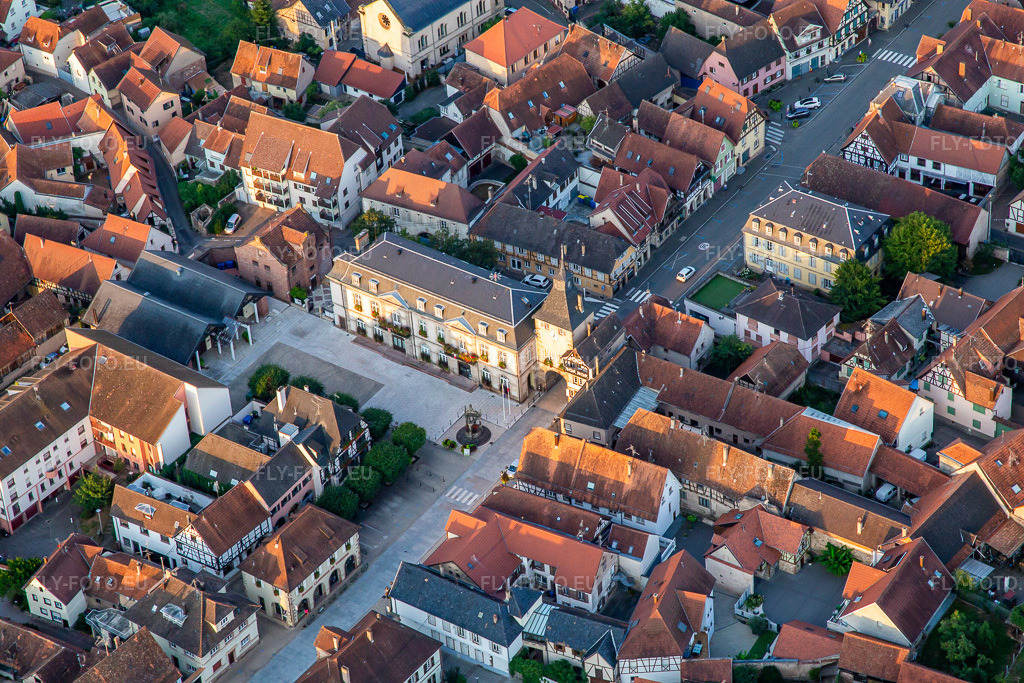 Vue aérienne: Mairie de Rosheim et Tour de l'Horloge ou Zittgloeckel à Rosheim dans le département Bas Rhin, France – .Photo: IMG_137993.jpg prise le 19/08/2023 par Werner Riehm/FLY-FOTO.eu – Résolution de l'original: 5472 x 3648 px – Bienvenue à Rosheim