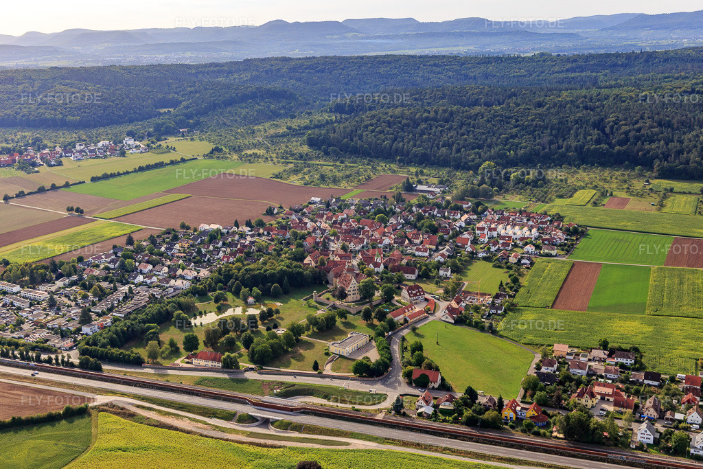 Luftbild: Ortsansicht aus Norden jenseits der B28 mit Schloss Kilchberg im Ortsteil Kilchberg in Tübingen im Bundesland Baden-Württemberg in Deutschland. Foto: IMG_008728.jpg vom 27.08.2020 durch Werner Riehm/FLY-FOTO.deWWW.SCHLOSS-KILCHBERG.DE