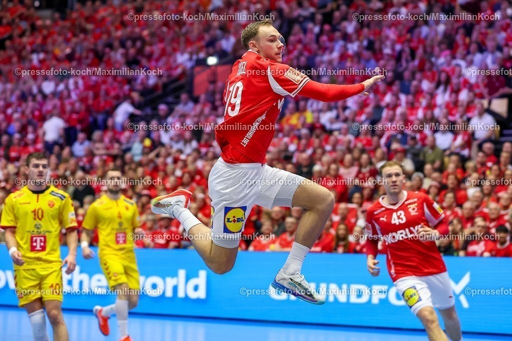EHF16012602063 | 16.01.2026, Handball, Men's EHF EURO 2026, Dänemark - Nordmazedonien, Jyske Bank Boxen in Herning, Dänemark, Preliminary Round:  Mathias Gidsel (Denmark #19) wirft auf das Tor von  Ivan Galevski (North Macedonia #16) 