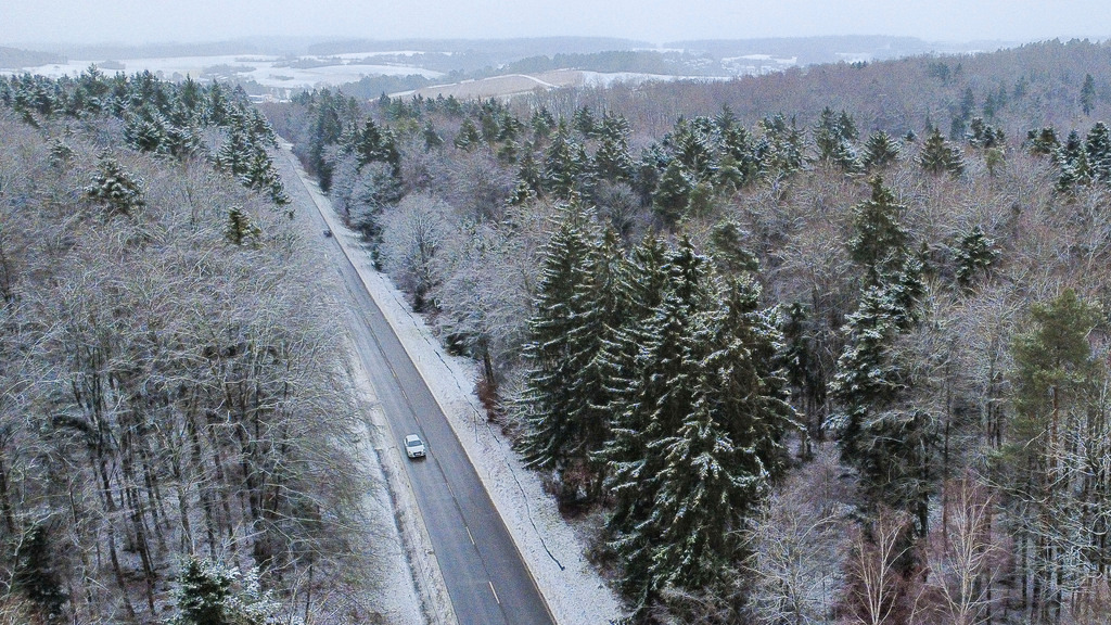 Schnee | Rutesheim - Leichter Schneefall bedeckte über Nacht die Wälder zwischen Rutesheim und Weissbach. - Realisiert mit Pictrs.com