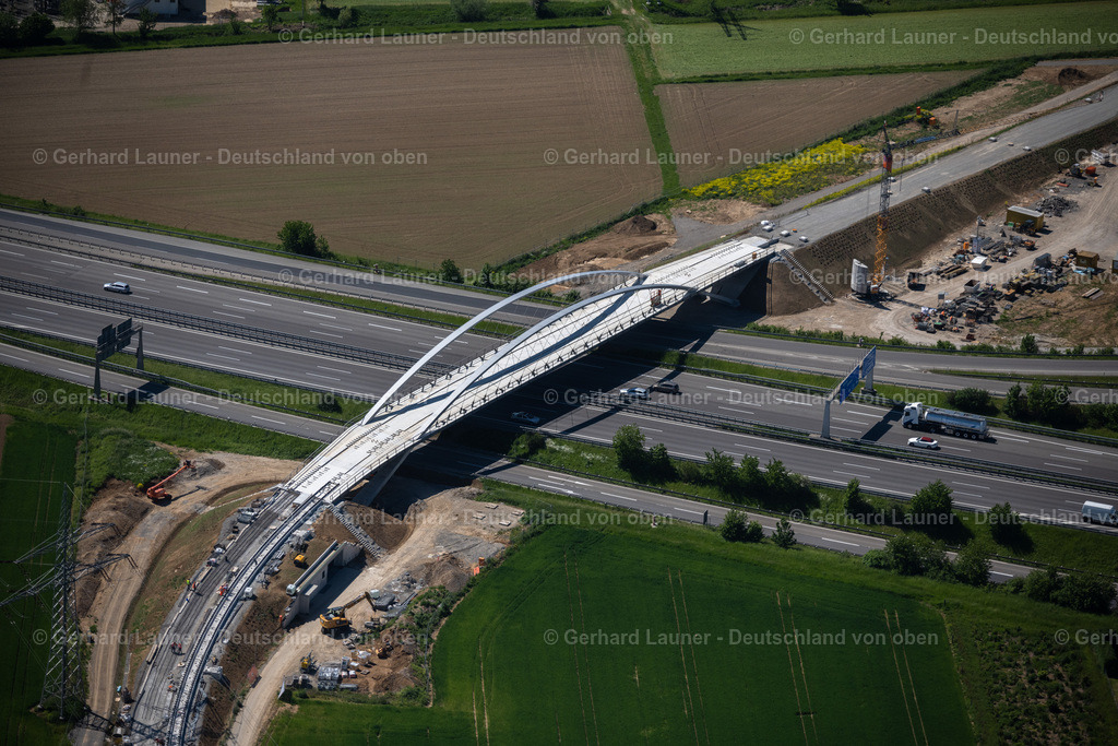 4045587 | STUTTGART 31.05.2021 Baustelle zum Neubau des Brückenbauwerkes der Stadtbahnlinie U6 über die Autobahnstrecke der BAB A8 in Stuttgart im Bundesland Baden-Württemberg, Deutschland. Weiterführende Informationen bei: Adam Hörnig Baugesellschaft mbH &amp; Co. KG,  MCE GmbH,  SBP GmbH,  Stuttgarter Straßenbahnen AG (SSB),  Sweco GmbH. // New construction of the bridge structure the U6 urban railway line over the A8 motorway in Stuttgart in the state Baden-Wuerttemberg, Germany. Further information at: Adam Hoernig Baugesellschaft mbH &amp; Co. KG,  MCE GmbH,  SBP GmbH,  Stuttgarter Strassenbahnen AG (SSB),  Sweco GmbH. Foto: Gerhard Launer