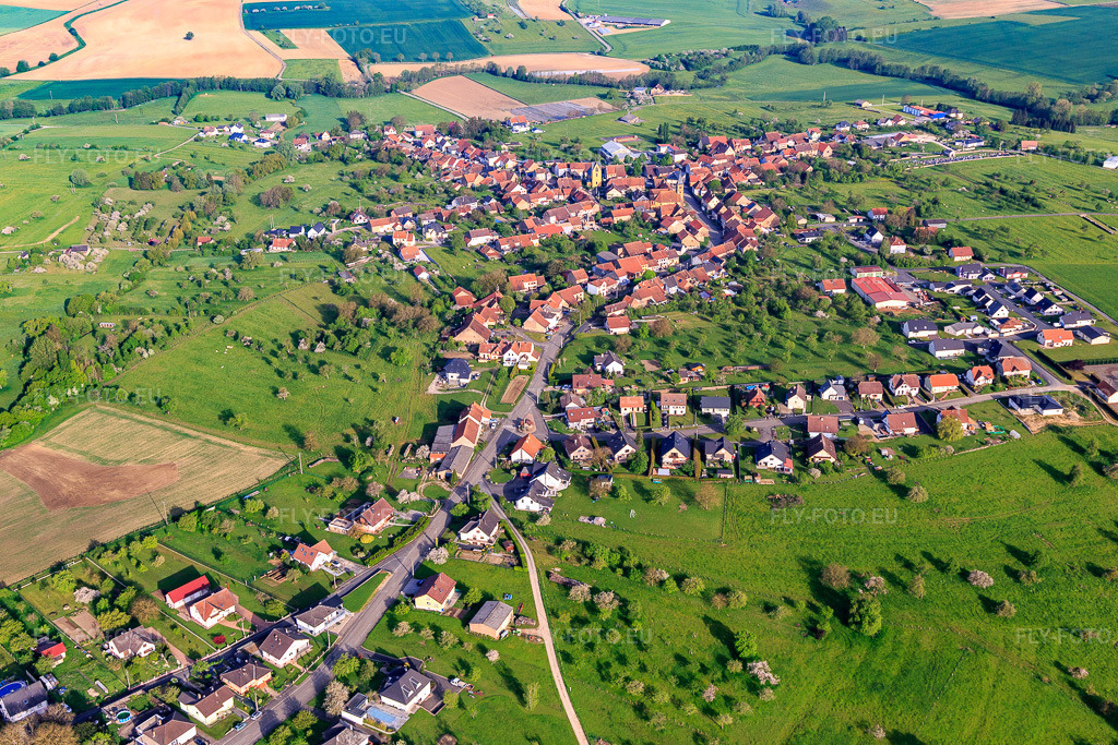 Vue aérienne: Vue de la ville depuis le sud-est à Butten dans le département Bas Rhin, France – .Photo: IMG_140651.jpg prise le 01/05/2024 par Werner Riehm/FLY-FOTO.eu – Résolution de l'original: 5472 x 3648 px