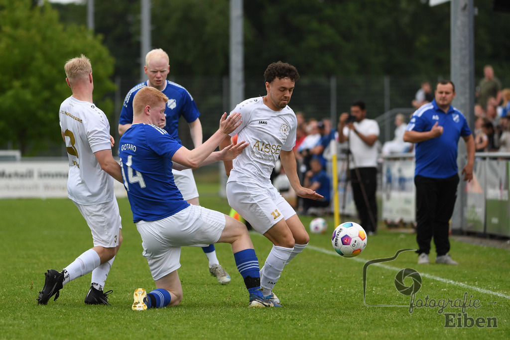 1. FC Nordenham-SV GOTANO | Kreispokal Finale Jade-Weser-Hunte 1. Mannschaften; 1.FC Nordenham (weiß)-SV GOTANO (blau) am 15.06.2025 in Rastede (Sportanlage Köttersweg), Photo: Philip Eiben 2025 - Realisiert mit Pictrs.com