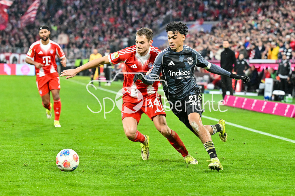 FC Bayern München - Eintracht Frankfurt | MUNICH, GERMANY - 21. FEBRUARY: im Duell Josip STANISIC (FC Bayern Munich 44) und Nathaniel BROWN (Eintracht Frankfurt 21) während dem Bundesligamatch zwischen dem FC Bayern München und der SG Eintracht Frankfurt am 23. Spieltag in der Allianz Arena / DFL REGULATIONS PROHIBIT ANY USE OF PHOTOGRAPHS AS IMAGE SEQUENCES AND/OR QUASI-VIDEO